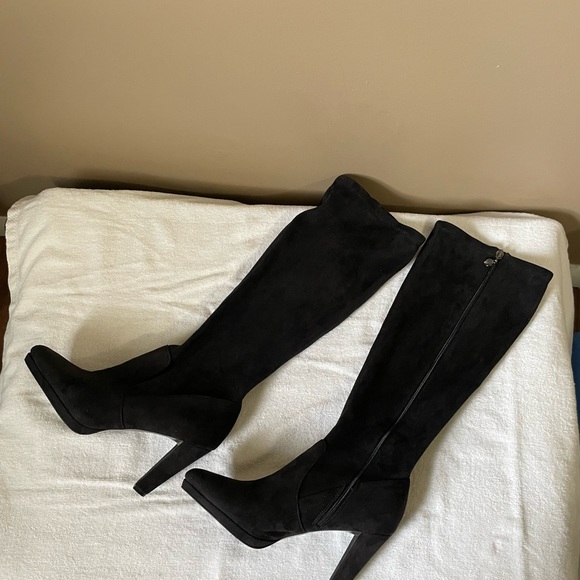 Tahari Grace suede heeled boots - Picture 2 of 8